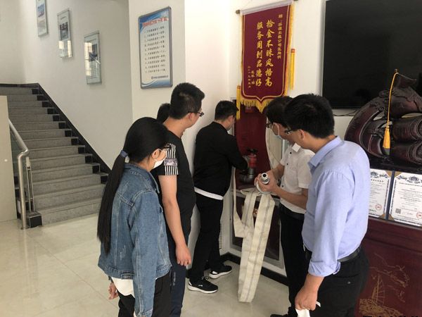 泓源新能源公司、出租车公司联合开展消防安全演练(图2) 泓源新能源公司、出租车公司联合开展消防安全演练(图2)